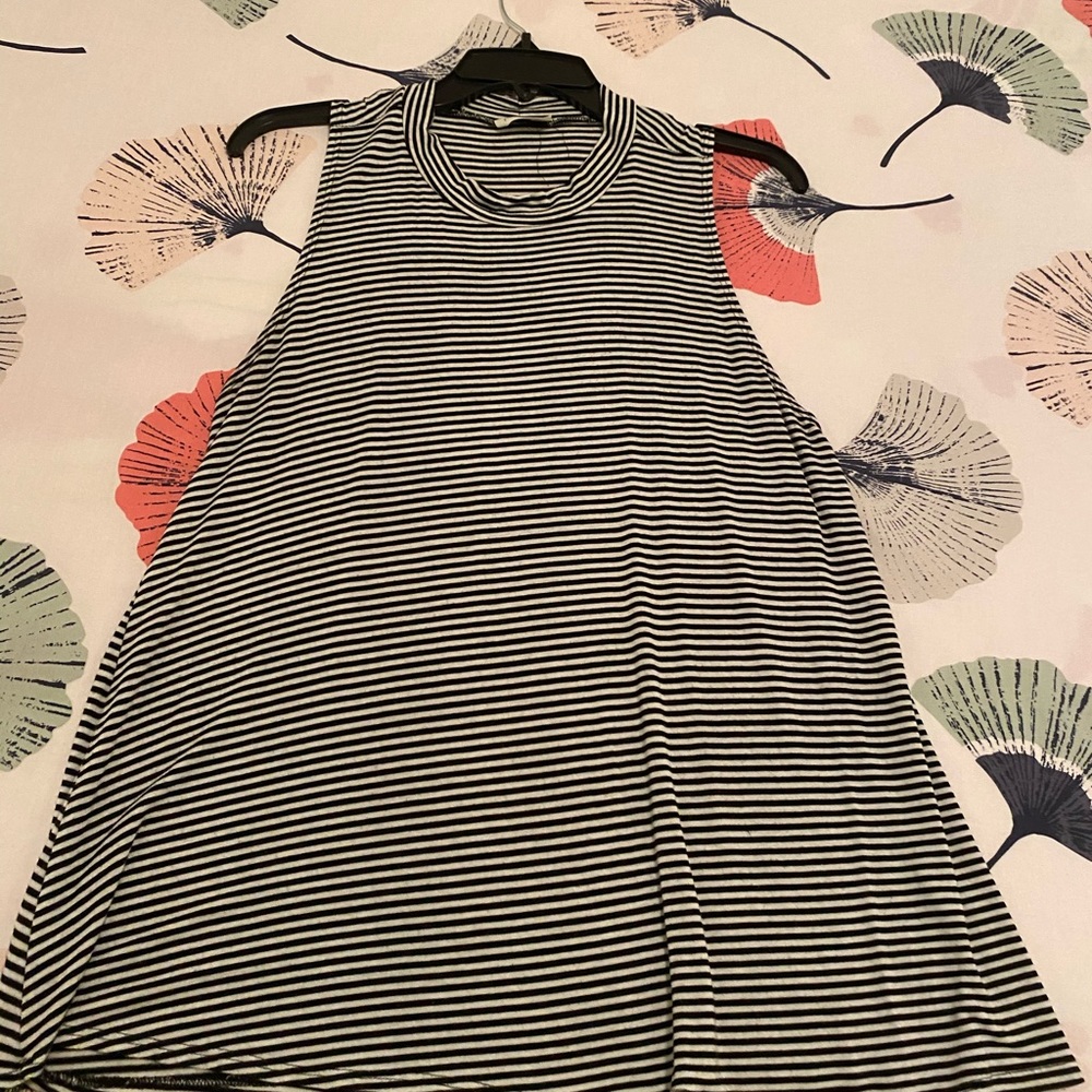 Turle neck sleevless top
